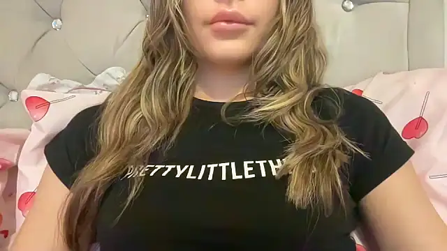 Snapshot of Lillymariee chatting on February 7, 4:46 pm Lillymariee online show from February 7, 4:46 pm