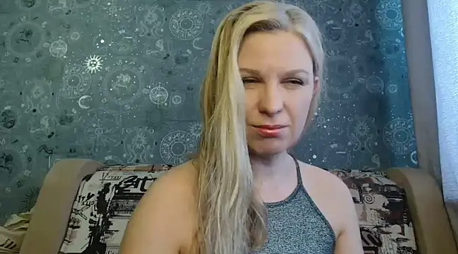 Snapshot of BlondeFox chatting on February 1, 5:07 am BlondeFox online show from February 1, 5:07 am