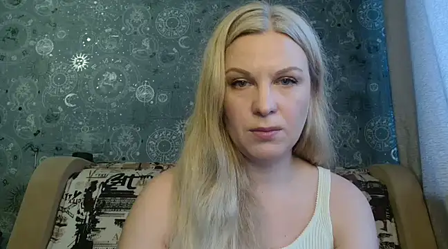 Snapshot of BlondeFox chatting on February 3, 3:20 am BlondeFox online show from February 3, 3:20 am