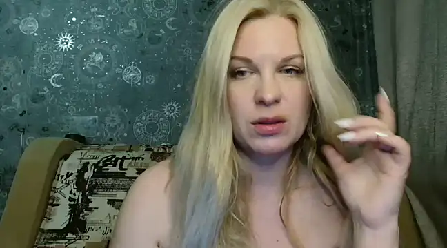 Snapshot of BlondeFox chatting on February 19, 1:39 pm BlondeFox online show from February 19, 1:39 pm