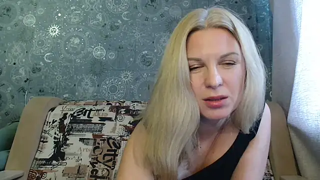 Snapshot of BlondeFox chatting on October 13, 4:23 am BlondeFox online show from October 13, 4:23 am