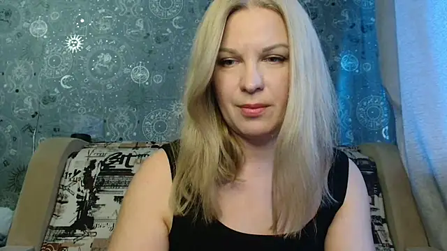 Snapshot of BlondeFox chatting on October 15, 3:17 am BlondeFox online show from October 15, 3:17 am