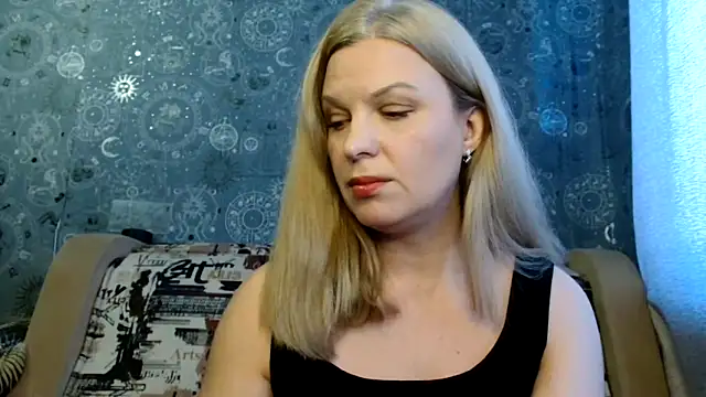 Snapshot of BlondeFox chatting on November 24, 4:45 am BlondeFox online show from November 24, 4:45 am