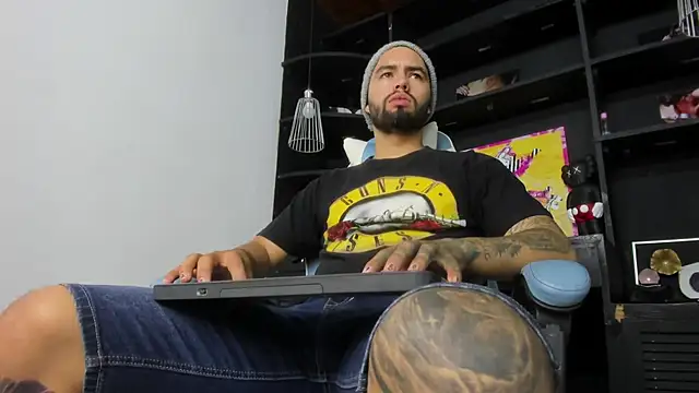 Snapshot of matteosantos chatting on February 3, 10:25 am matteosantos online show from February 3, 10:25 am