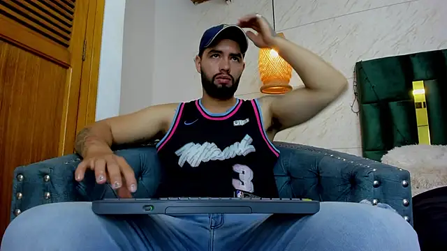 Snapshot of matteosantos chatting on February 8, 11:33 am matteosantos online show from February 8, 11:33 am