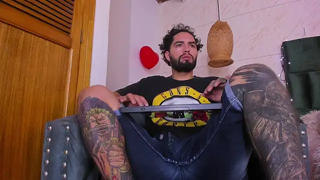 Snapshot of matteosantos chatting on February 15, 3:39 pm matteosantos online show from February 15, 3:39 pm