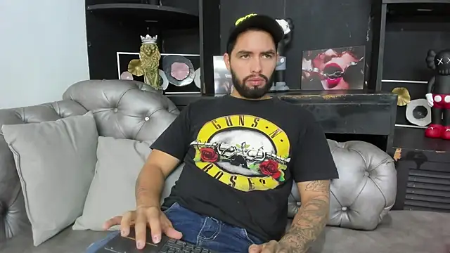 Snapshot of matteosantos chatting on February 26, 3:52 pm matteosantos online show from February 26, 3:52 pm