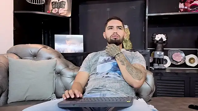 Snapshot of matteosantos chatting on October 7, 11:51 am matteosantos online show from October 7, 11:51 am