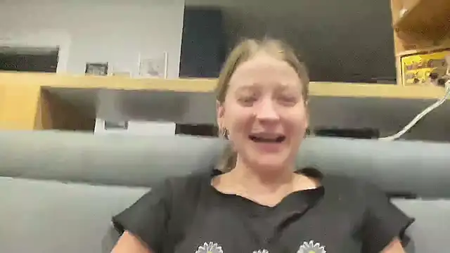 Snapshot of CharmingSarah chatting on December 9, 5:30 pm CharmingSarah online show from December 9, 5:30 pm