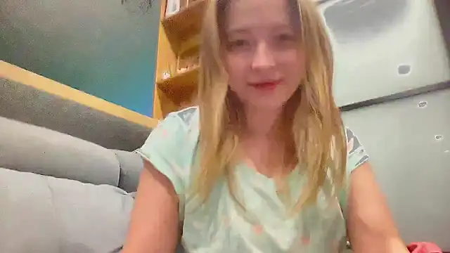 Snapshot of CharmingSarah chatting on December 15, 5:31 pm CharmingSarah online show from December 15, 5:31 pm