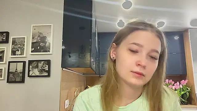 Snapshot of CharmingSarah chatting on March 12, 11:31 am CharmingSarah online show from March 12, 11:31 am