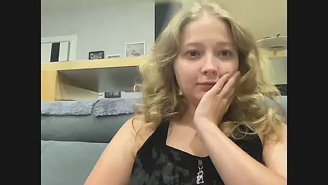 Snapshot of CharmingSarah chatting on September 25, 4:32 pm CharmingSarah online show from September 25, 4:32 pm