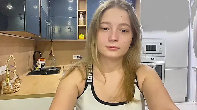 Snapshot of CharmingSarah chatting on October 4, 3:32 pm CharmingSarah online show from October 4, 3:32 pm