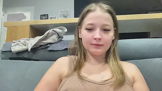 Snapshot of CharmingSarah chatting on October 25, 4:35 pm CharmingSarah online show from October 25, 4:35 pm