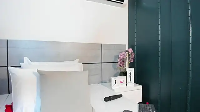 Snapshot of EmmaSmith2 chatting on December 20, 2:40 am EmmaSmith2 online show from December 20, 2:40 am