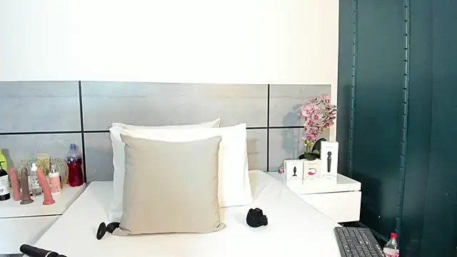 Snapshot of EmmaSmith2 chatting on January 8, 2:14 am EmmaSmith2 online show from January 8, 2:14 am