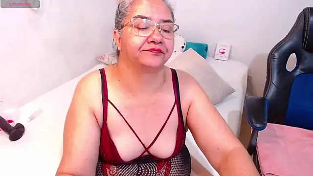 Snapshot of scaelettdubois chatting on January 27, 2:42 am scaelettdubois online show from January 27, 2:42 am