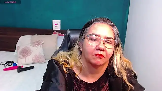 Snapshot of scaelettdubois chatting on February 27, 2:42 am scaelettdubois online show from February 27, 2:42 am