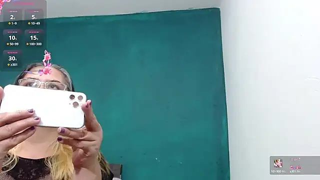 Snapshot of scaelettdubois chatting on March 8, 4:01 am scaelettdubois online show from March 8, 4:01 am