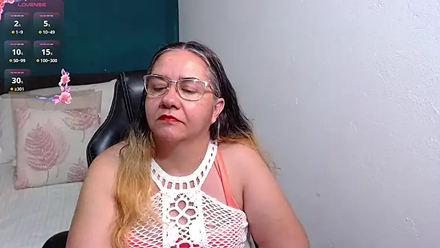 Snapshot of scaelettdubois chatting on October 19, 2:23 am scaelettdubois online show from October 19, 2:23 am