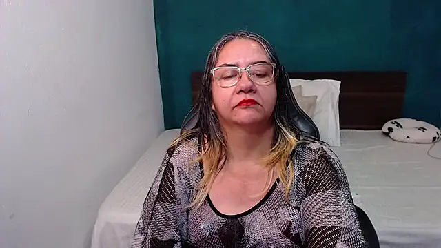 Snapshot of scaelettdubois chatting on November 15, 1:03 am scaelettdubois online show from November 15, 1:03 am