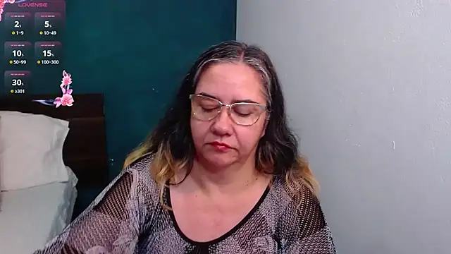 Snapshot of scaelettdubois chatting on December 19, 2:40 am scaelettdubois online show from December 19, 2:40 am