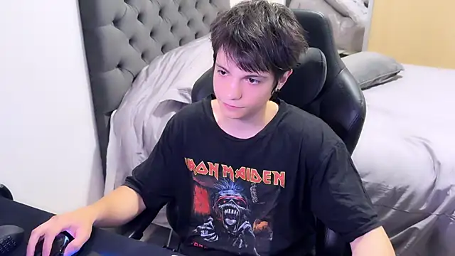 Snapshot of SasukeUhchiaa chatting on February 22, 1:33 am SasukeUhchiaa online show from February 22, 1:33 am