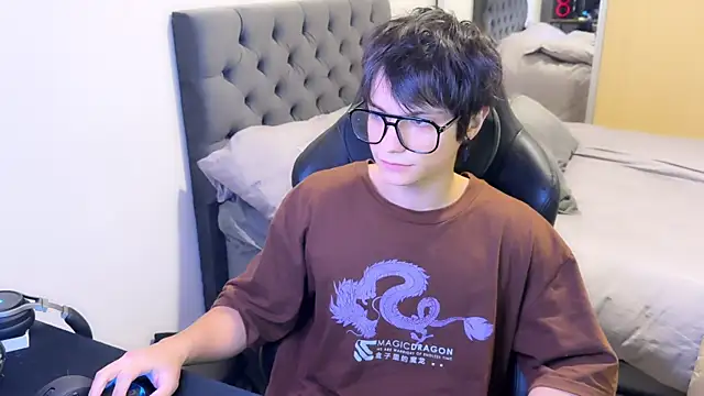 Snapshot of SasukeUhchiaa chatting on March 11, 12:33 am SasukeUhchiaa online show from March 11, 12:33 am