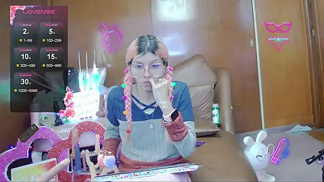 Skinygirl online show from November 5, 10:10 pm