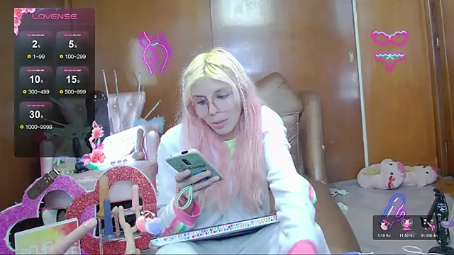 Snapshot of Skinygirl chatting on November 15, 11:21 pm Skinygirl online show from November 15, 11:21 pm