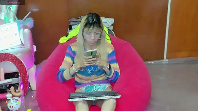 Skinygirl online show from April 6, 10:54 pm