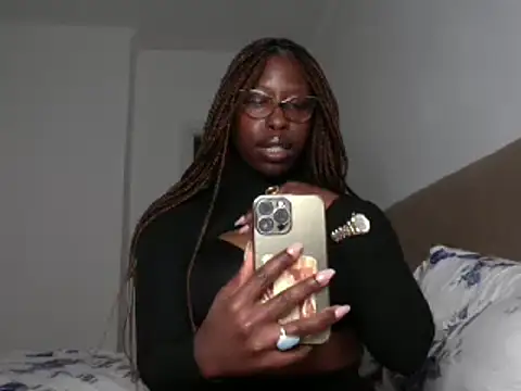 Snapshot of MadamIndigo chatting on February 7, 7:38 pm MadamIndigo online show from February 7, 7:38 pm