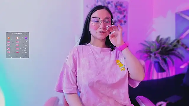 Snapshot of lucy_neil chatting on November 19, 3:50 am lucy neil online show from November 19, 3:50 am