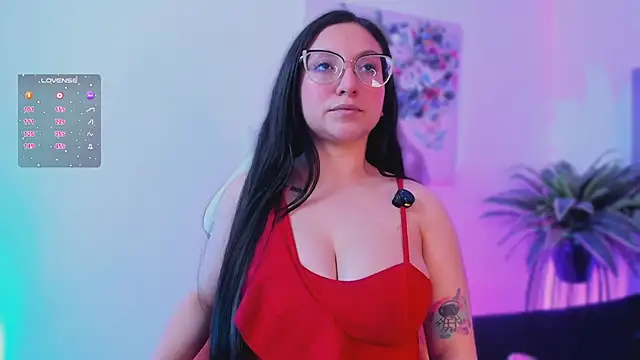 Snapshot of lucy_neil chatting on December 14, 2:39 am lucy neil online show from December 14, 2:39 am