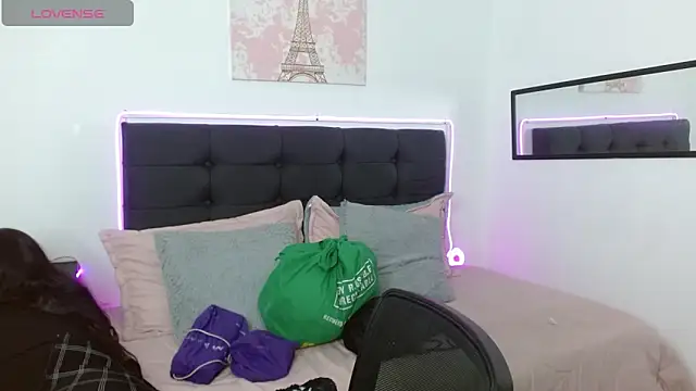 vaness weet online show from April 1, 8:06 pm