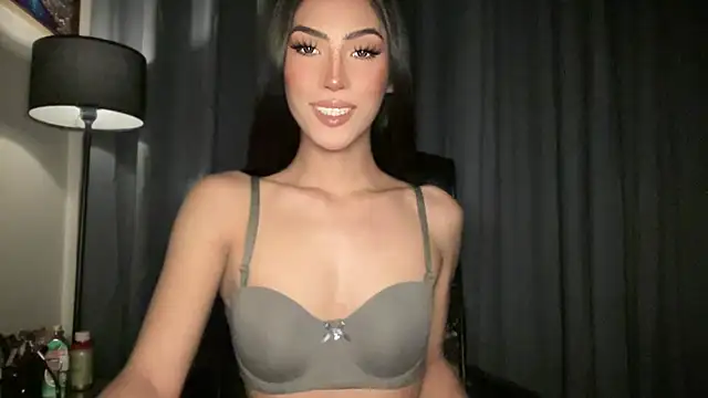 Bella Gordon online show from September 13, 1:00 pm