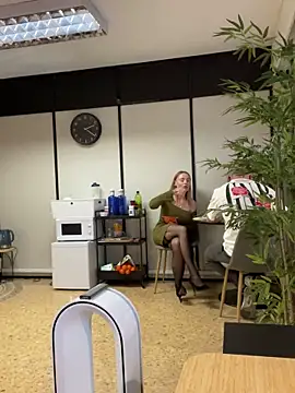 Snapshot of EmaSalis chatting on December 10, 1:22 pm EmaSalis online show from December 10, 1:22 pm