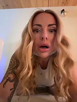 Snapshot of EmaSalis chatting on November 7, 9:31 am EmaSalis online show from November 7, 9:31 am