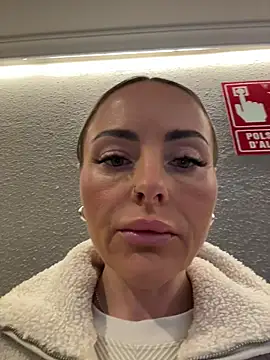 Snapshot of EmaSalis chatting on November 17, 8:20 am EmaSalis online show from November 17, 8:20 am