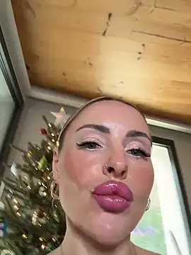 Snapshot of EmaSalis chatting on December 15, 10:41 am EmaSalis online show from December 15, 10:41 am