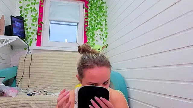 Snapshot of Misss_Vikk chatting on November 20, 6:35 am Misss Vikk online show from November 20, 6:35 am