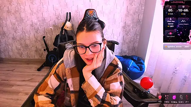 Snapshot of MollyLollipop chatting on February 21, 5:35 am MollyLollipop online show from February 21, 5:35 am