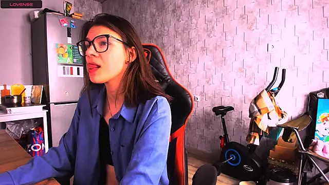 Snapshot of MollyLollipop chatting on March 17, 4:29 am MollyLollipop online show from March 17, 4:29 am