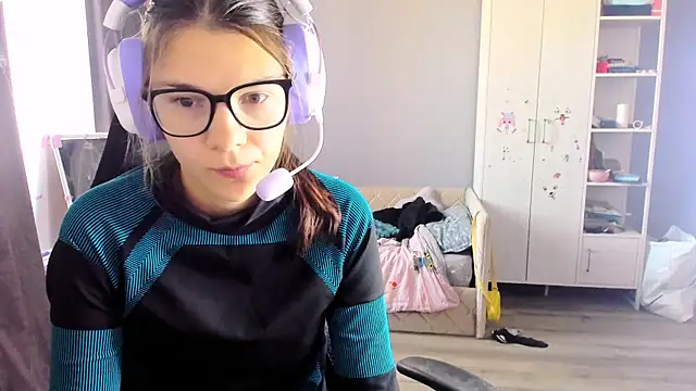 Snapshot of MollyLollipop chatting on October 16, 4:46 am MollyLollipop online show from October 16, 4:46 am