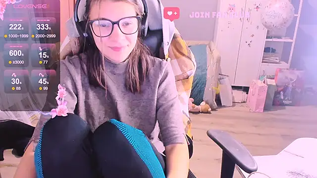 Snapshot of MollyLollipop chatting on November 10, 1:59 am MollyLollipop online show from November 10, 1:59 am