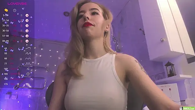 Snapshot of Fire_moth chatting on December 28, 4:30 am Fire moth online show from December 28, 4:30 am