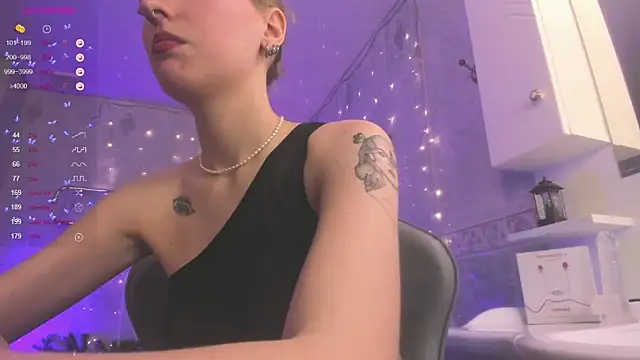 Snapshot of Fire_moth chatting on February 2, 7:52 am Fire moth online show from February 2, 7:52 am