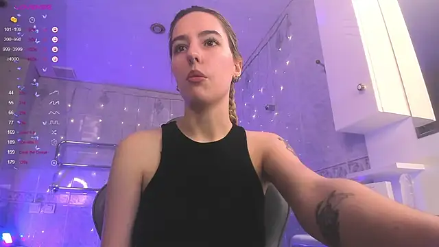 Snapshot of Fire_moth chatting on February 25, 6:47 am Fire moth online show from February 25, 6:47 am