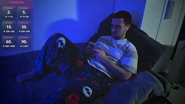 Snapshot of HonestAndrew chatting on February 12, 6:29 am HonestAndrew online show from February 12, 6:29 am