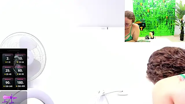 Paulina Davis  online show from March 17, 11:00 pm